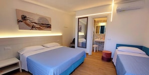 Habitación estándar con 1 cama doble o 2 individuales, vistas al jardín | Caja fuerte, tabla de planchar con plancha, wifi gratis y ropa de cama