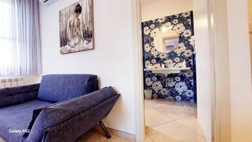 Deluxe Double or Twin Room, Balcony, Mountain View | Living area