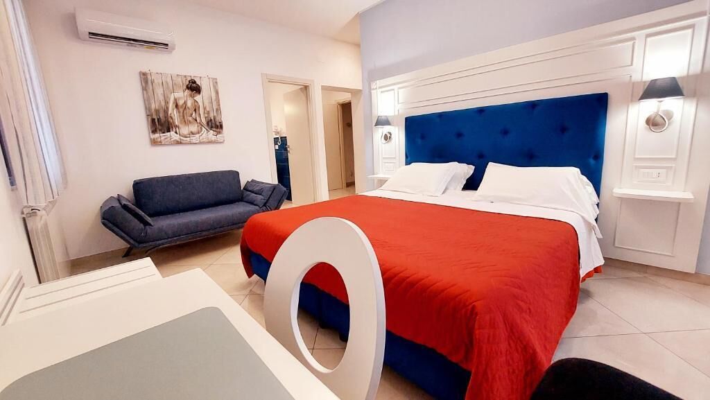 Habitación Deluxe con 1 cama matrimonial o 2 individuales, balcón, vista a la montaña | Caja de seguridad en la habitación y tabla de planchar con plancha 