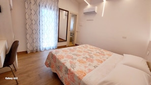 Economy-Doppel- oder -Zweibettzimmer, Blick auf den Innenhof | Zimmersafe, Bügeleisen/Bügelbrett, kostenloses WLAN