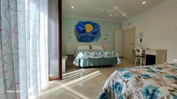 Chambre Supérieure Double ou avec lits jumeaux, balcon, vue montagne | Coffres-forts dans les chambres, fer et planche à repasser