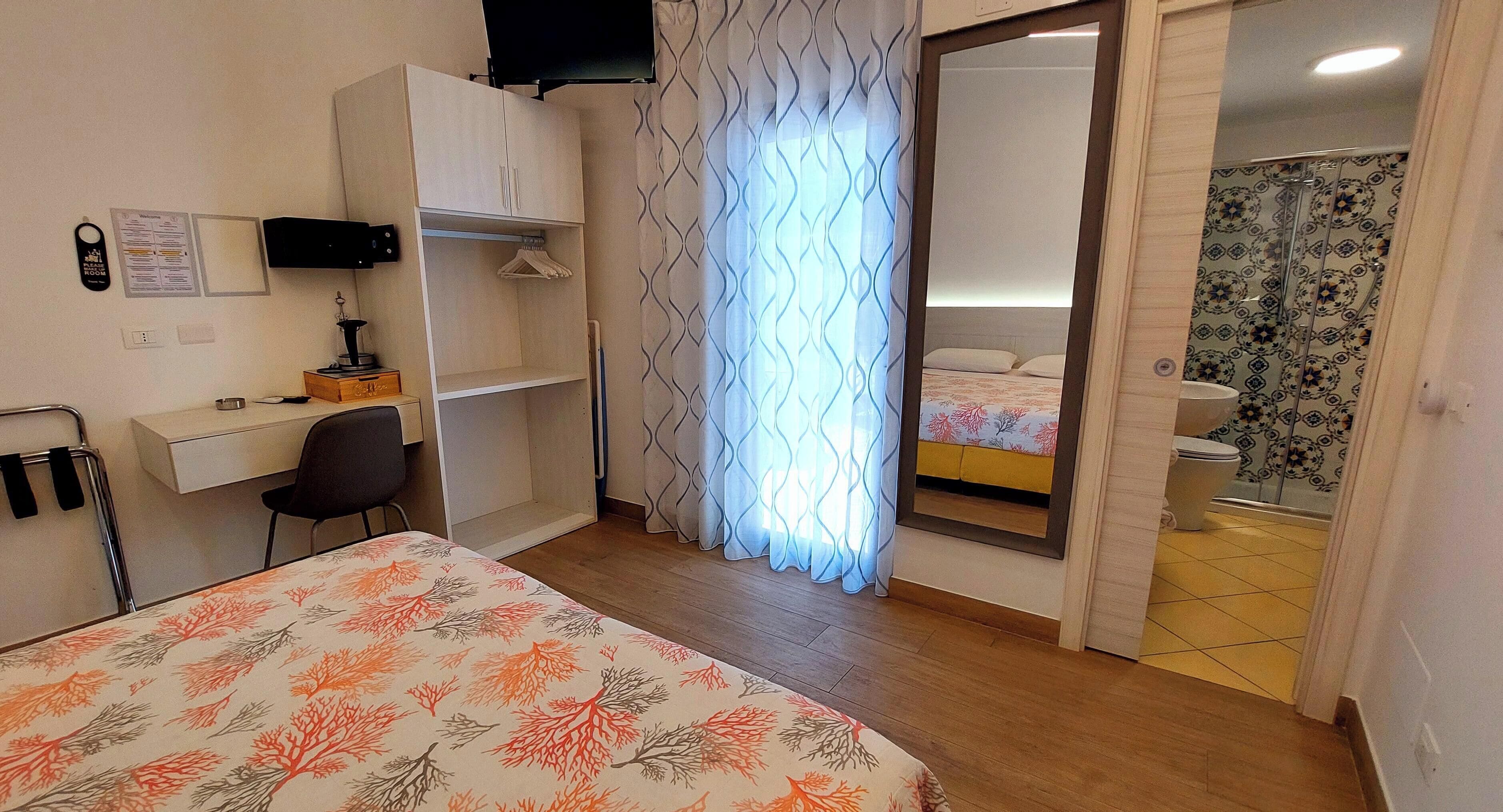 Kamar Double atau Twin Ekonomi, pemandangan halaman | Brankas, setrika/meja setrika, Wi-Fi gratis, dan seprai linen