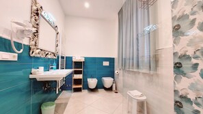 Een badkamer met een wastafel, spiegel, handdoekhouder en twee urinoirs.