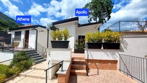 Un edificio moderno con una escalera que conduce a una puerta con el letrero 'Apollo'.