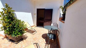 Economy-Doppel- oder -Zweibettzimmer, Blick auf den Innenhof | Terrasse/Patio