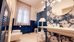 Habitación Deluxe con 1 cama matrimonial o 2 individuales, balcón, vista a la montaña | Baño