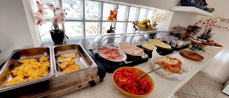 Free daily buffet breakfast