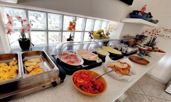 Buffet déjeuner gratuit tous les jours