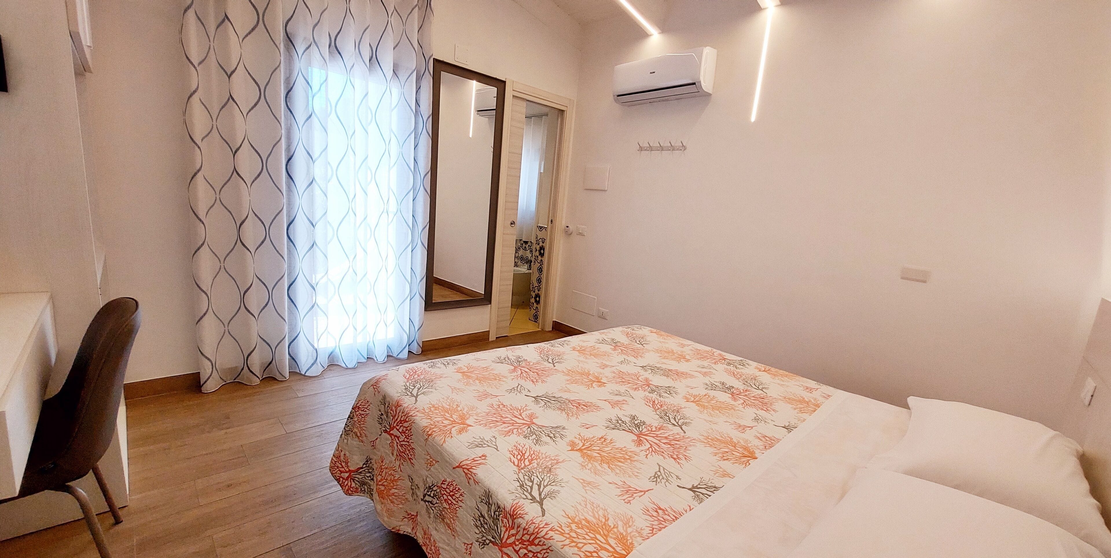 Chambre Économique Double ou avec lits jumeaux, vue cour intérieure | Coffres-forts dans les chambres, fer et planche à repasser