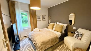 Tabla de planchar con plancha, wifi y ropa de cama