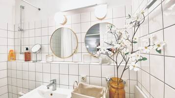 Haartrockner, Handtücher, Seife, Toilettenpapier