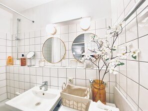 Secadora de cabello, toallas, jabón, papel de baño