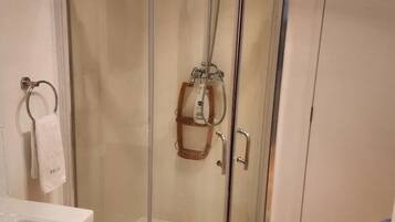 Douche, serviettes fournies, savon, papier toilette