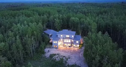 Cedar Studio w Full Kitchen + Living @ Whitetail Estates
