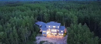 Cedar Studio w Full Kitchen + Living @ Whitetail Estates