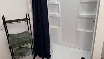 Dusche, Handtücher, Toilettenpapier