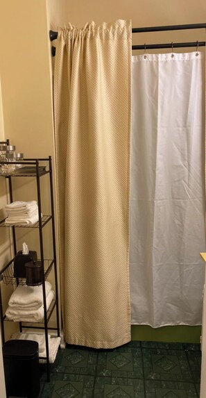 Haartrockner, Handtücher, Seife, Toilettenpapier