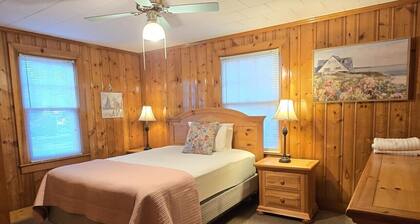 3 Bedroom cottage just blocks from the beach