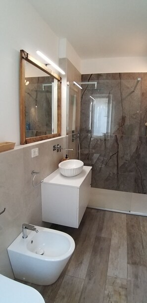 Haartrockner, Handtücher, Seife, Toilettenpapier
