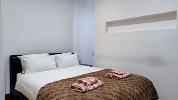 Tabla de planchar con plancha, wifi y ropa de cama