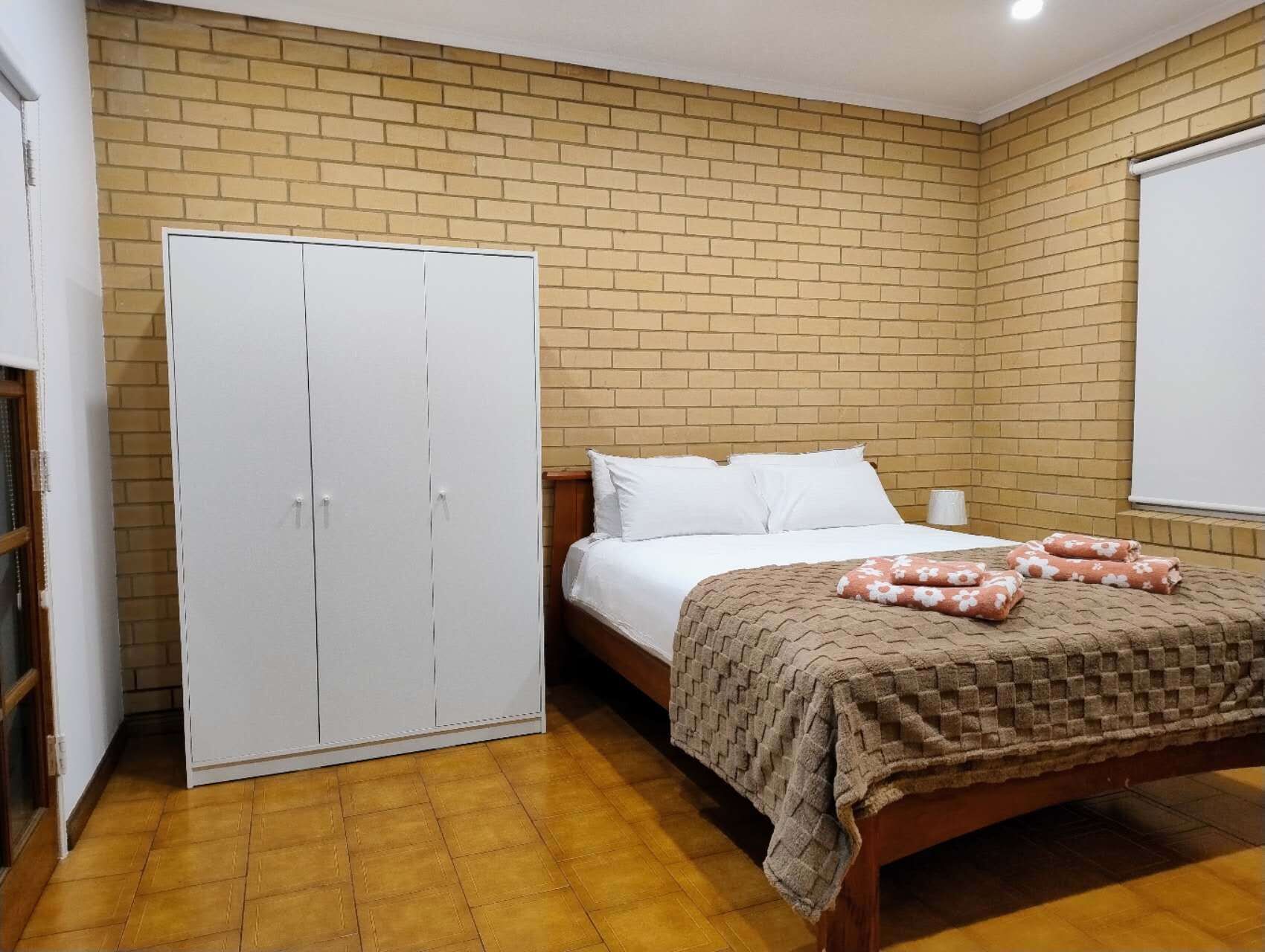 Tabla de planchar con plancha, wifi y ropa de cama 