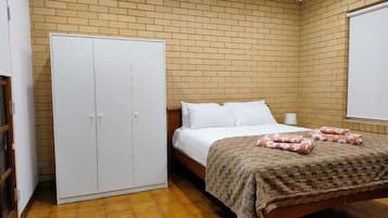 Tabla de planchar con plancha, wifi y ropa de cama