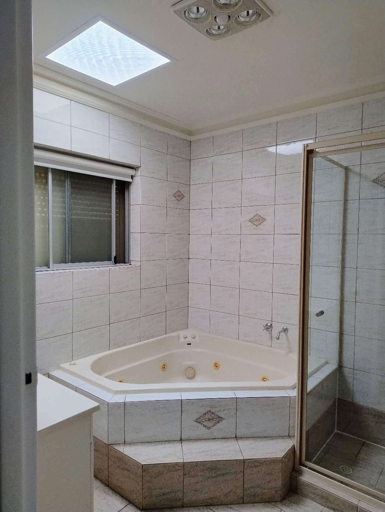 Shower, jetted bath, hair dryer, towels
