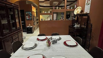 House, 4 Bedrooms, Accessible, Smoking | Dining room