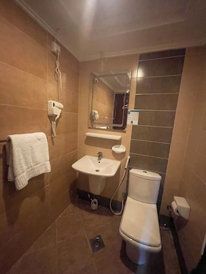 Economy Single Room | Bathroom | Hair dryer, towels, soap, shampoo - Rimas Al Anoud Hotel (MAKKAH)