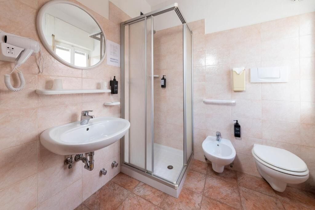 Basic-Doppel- oder -Zweibettzimmer, Nichtraucher | Badezimmer | Dusche, Haartrockner, Handtücher, Seife