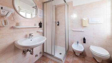 Basic-Doppel- oder -Zweibettzimmer, Nichtraucher | Badezimmer | Dusche, Haartrockner, Handtücher, Seife