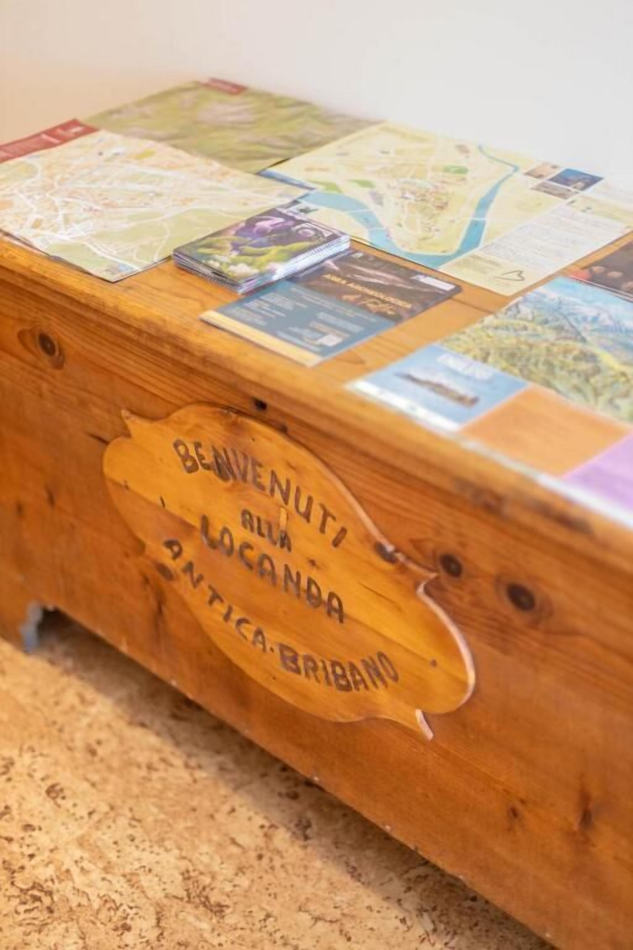 Um baú de madeira com um mapa e uma placa.