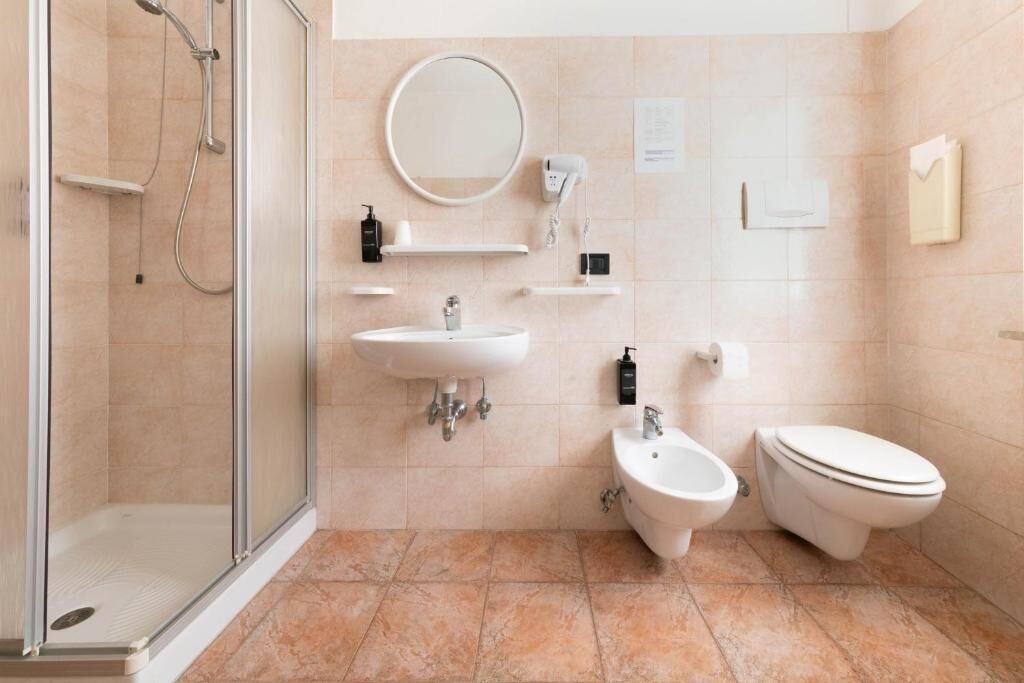 Douche, articles de toilette gratuits, sèche-cheveux