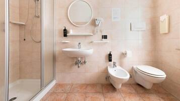Douche, articles de toilette gratuits, sèche-cheveux