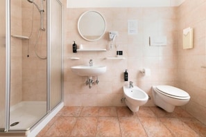 Shower, free toiletries, hair dryer, towels - Locanda Antica Bribano (Sedico)