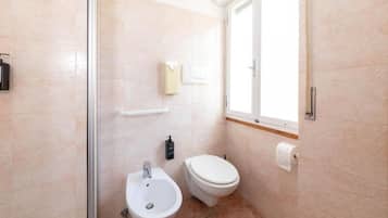 Basic-Doppel- oder -Zweibettzimmer, Nichtraucher | Badezimmer | Dusche, Haartrockner, Handtücher, Seife