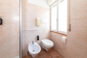 Basic Double or Twin Room, Non Smoking | Bathroom