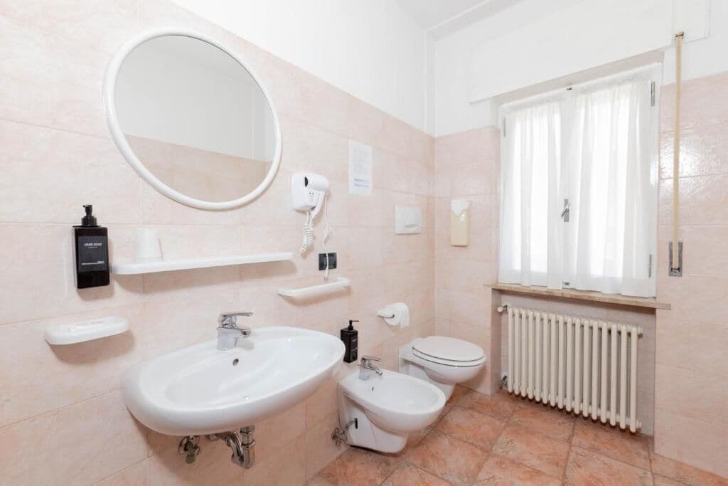 Basic-Zweibettzimmer | Badezimmer