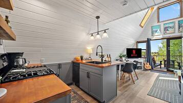 Coffee/tea maker, fridge, microwave, stovetop