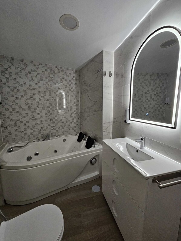Shower, jetted bath, hair dryer, towels - La Herencia B. Fully equipped duplex. (Ponferrada)