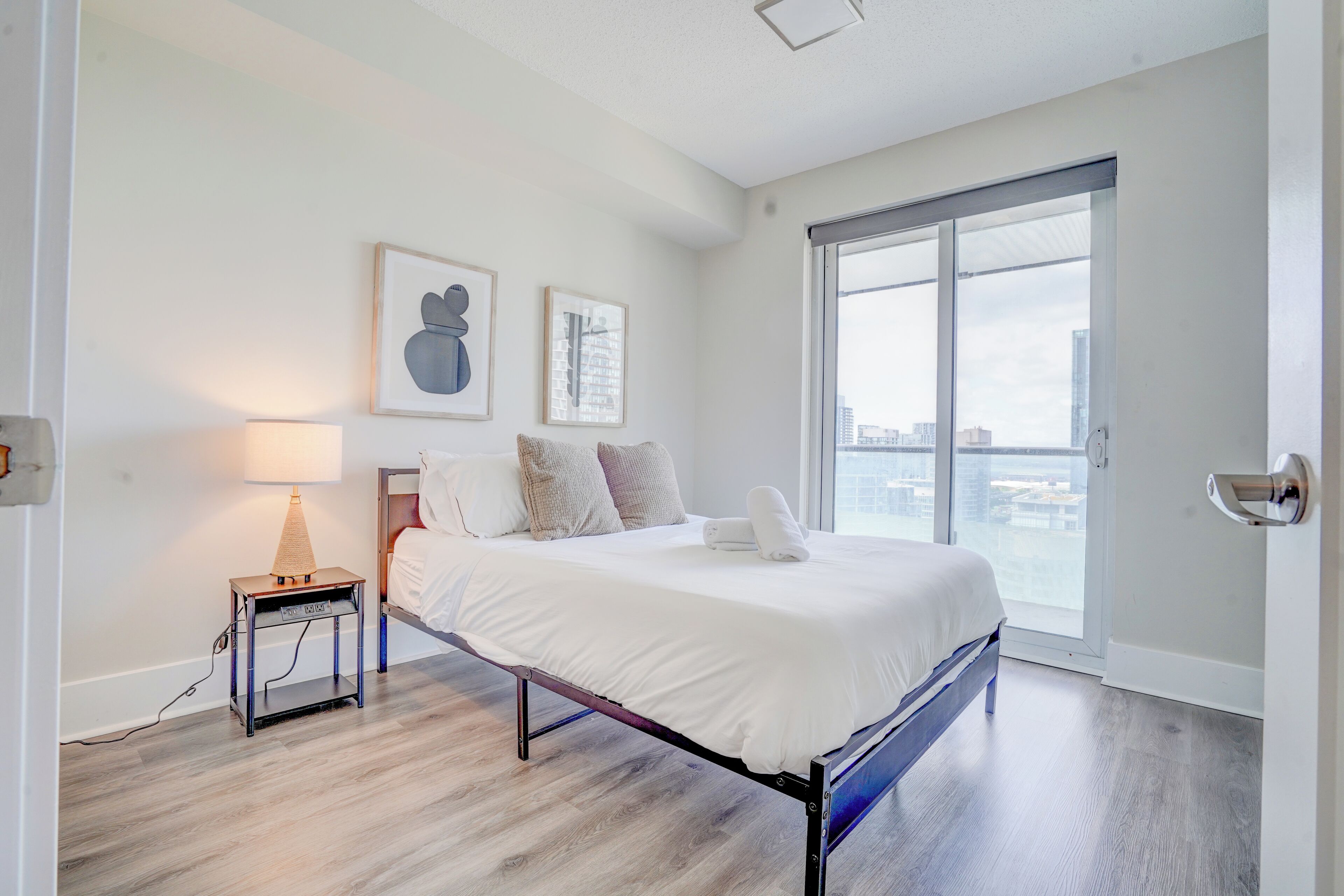 Tabla de planchar con plancha, wifi, ropa de cama
