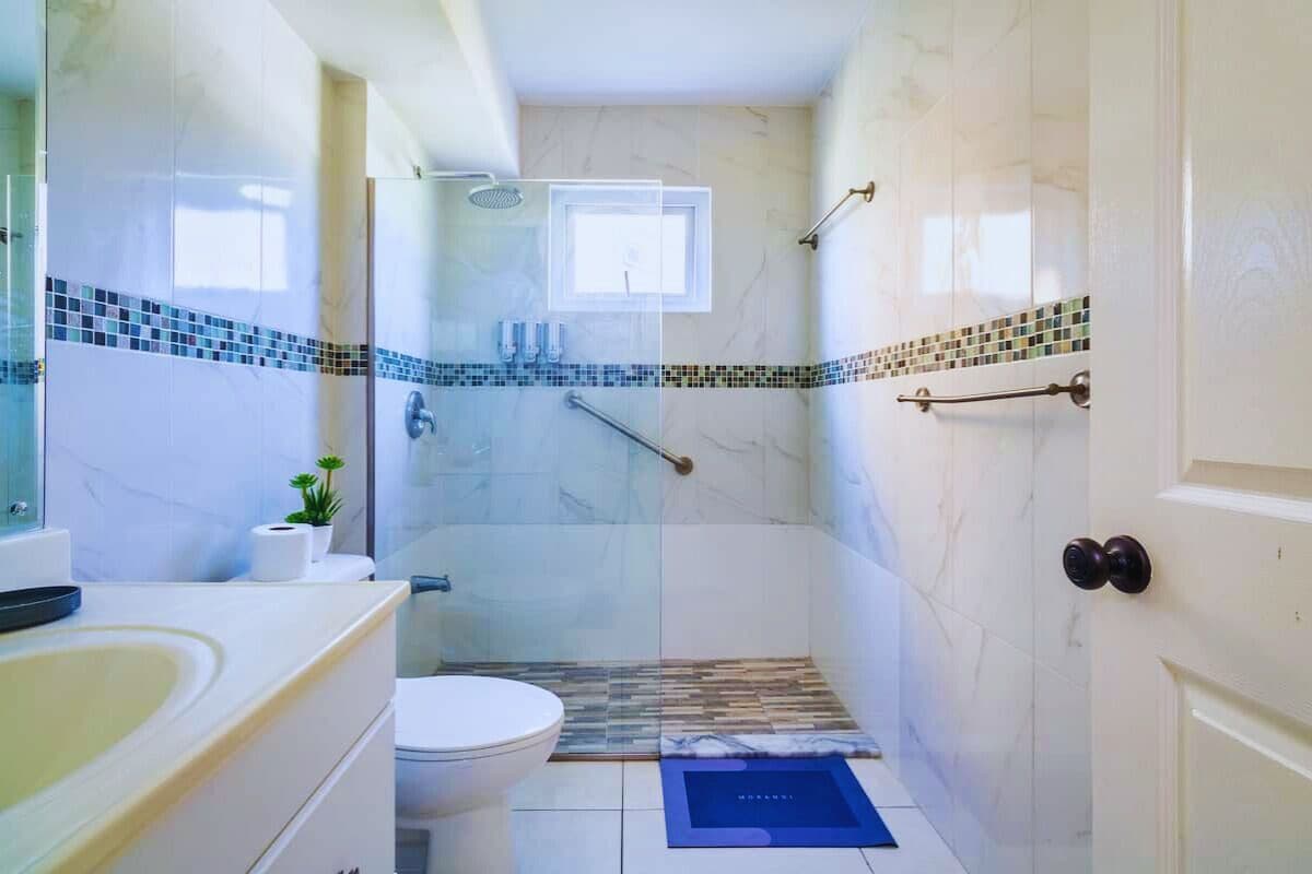 Douche, sèche-cheveux, serviettes fournies, savon