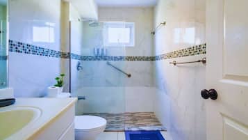 Douche, sèche-cheveux, serviettes fournies, savon