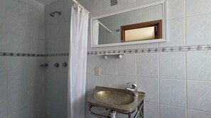 Haartrockner, Handtücher, Seife, Toilettenpapier