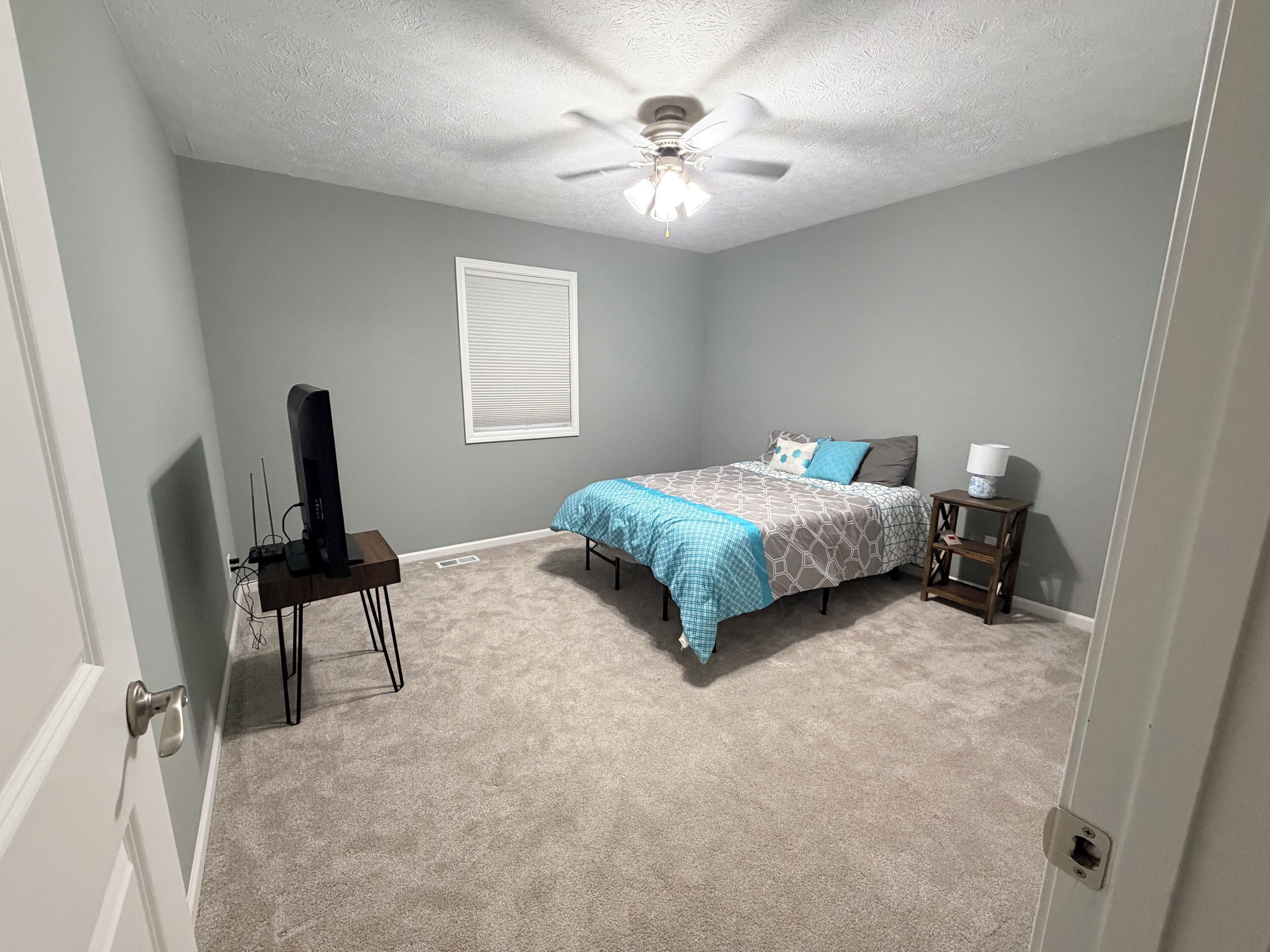 3 habitaciones, tabla de planchar con plancha, wifi y ropa de cama 