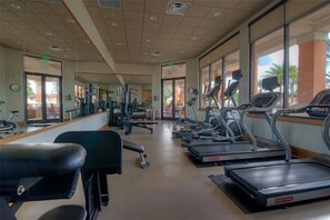 Ein Fitnessstudio mit Laufbändern, Ergometer und Krafttrainingsgeräten.