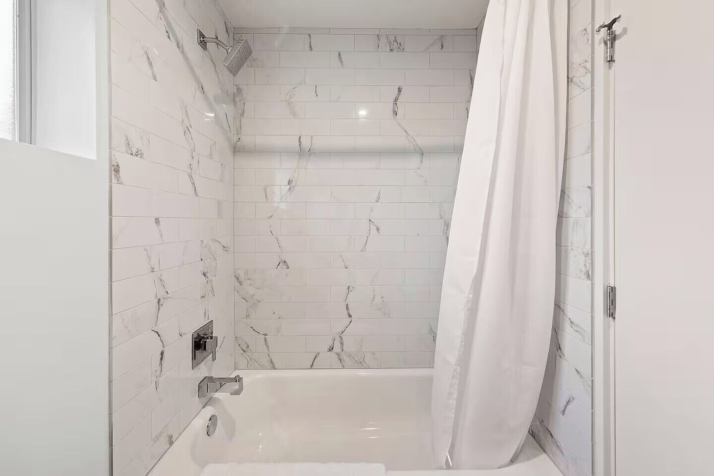 Apartamento conforto | Banheiro | Secador de cabelo, toalhas de banho, sabonete, shampoo
