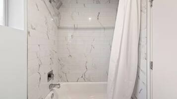 Comfort Apartment | Bathroom | Hair dryer, towels, soap, shampoo