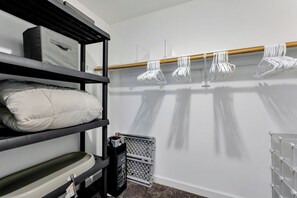 Ein Etagenbett mit Stauraum, ein Metallgestell mit Kleidern und eine Heizung.