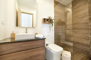 Asciugacapelli, asciugamani, sapone, carta igienica
